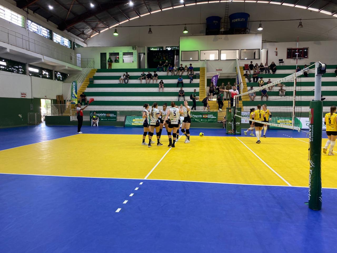 Vôlei de Pinhalzinho conquista nova vitória e entra forte na briga pela melhor classificação