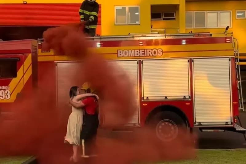 Três bombeiros se tornam pais ao mesmo tempo 
