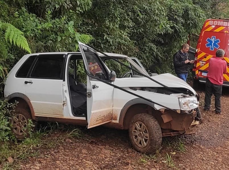 Idosa sofre ferimentos graves após colisão de carro em barranco