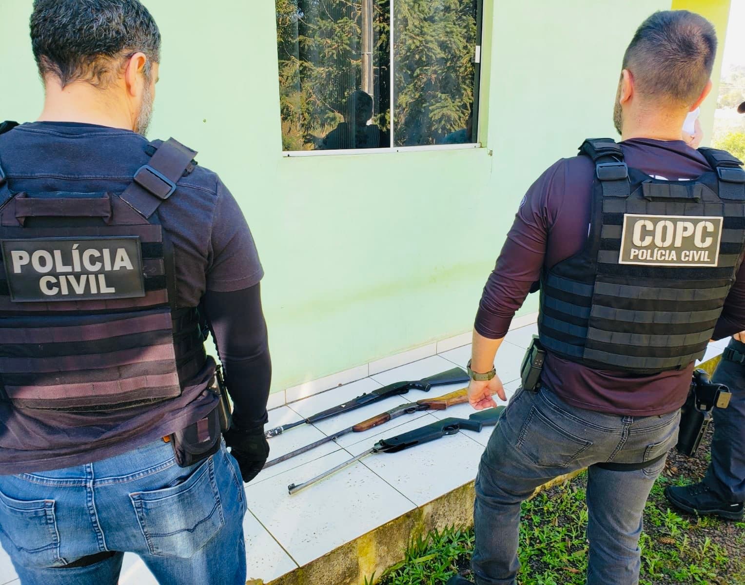 Sete armas apreendidas; três detidos no Oeste