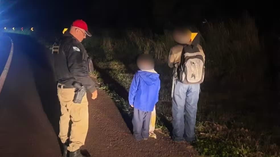 Irmãos tentam caminhar 344 km... o objetivo: conhecer um influenciador