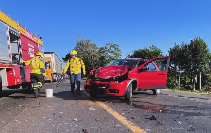 Automóvel e caminhão de leite colidem na BR-282