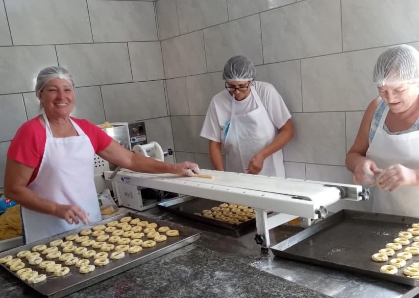 Confeiteira faz 190 kg de bolacha a quem mais precisa