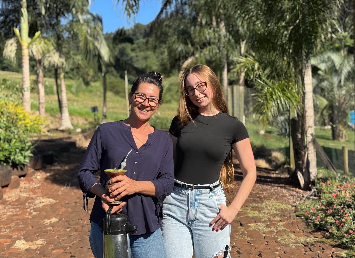 Jovem ajuda a mãe na roça enquanto sonha em ser médica