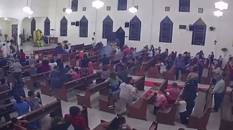 Rojão interrompe celebração religiosa lotada; VEJA!
