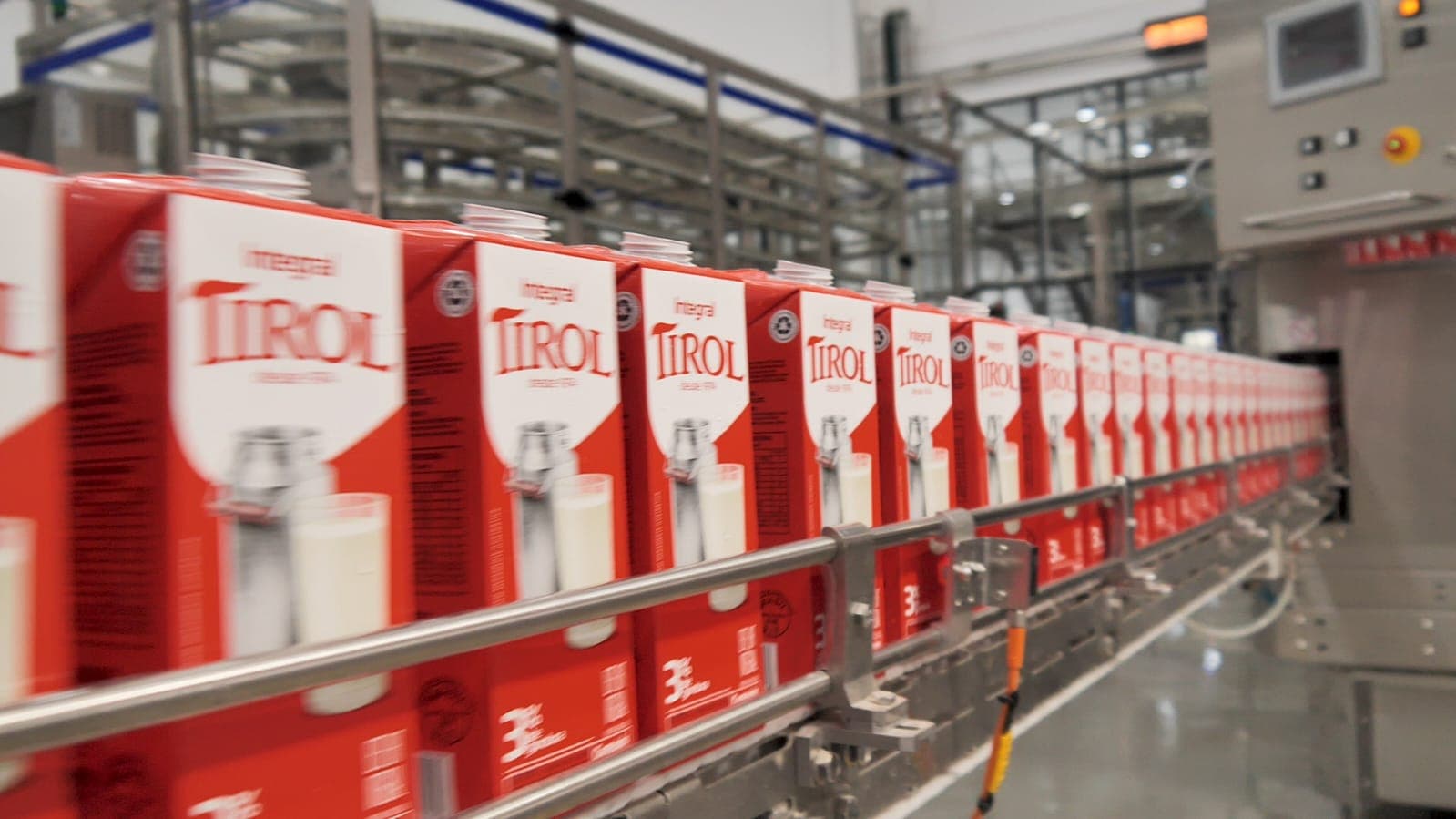 Tirol envia mais de 150 mil litros de leite a cidades gaúchas