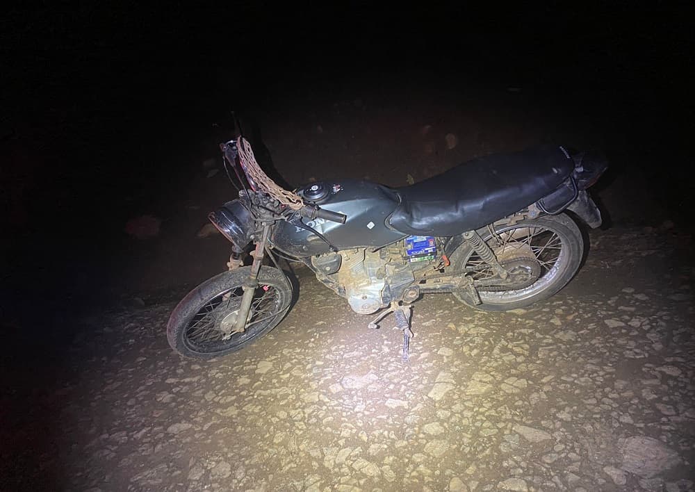 Motociclista sem capacete 'dá de cara' com a PM em Serra Alta