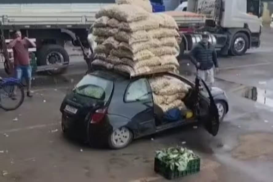 Proprietário tentar leva quase 2 toneladas de batatas em Ford Ka