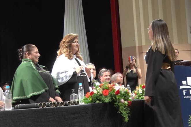 Estudante surda cola grau em universidade de Blumenau