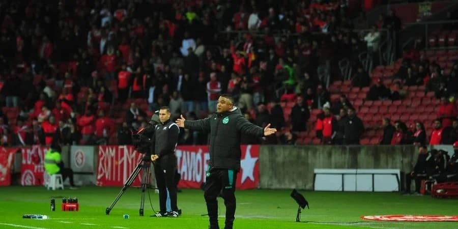Roger vai viver com a corda no pescoço