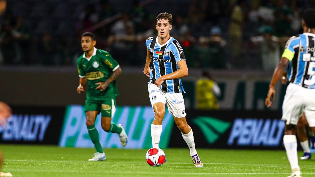 Bernardo Zortea perto da estreia no Grêmio: expectativa alta, mas com os pés no chão