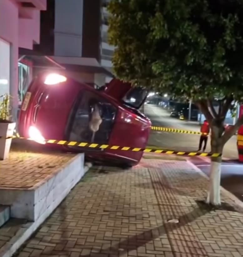 Citroën C3 invade calçada e tomba na rua João Pessoa em Pinhalzinho