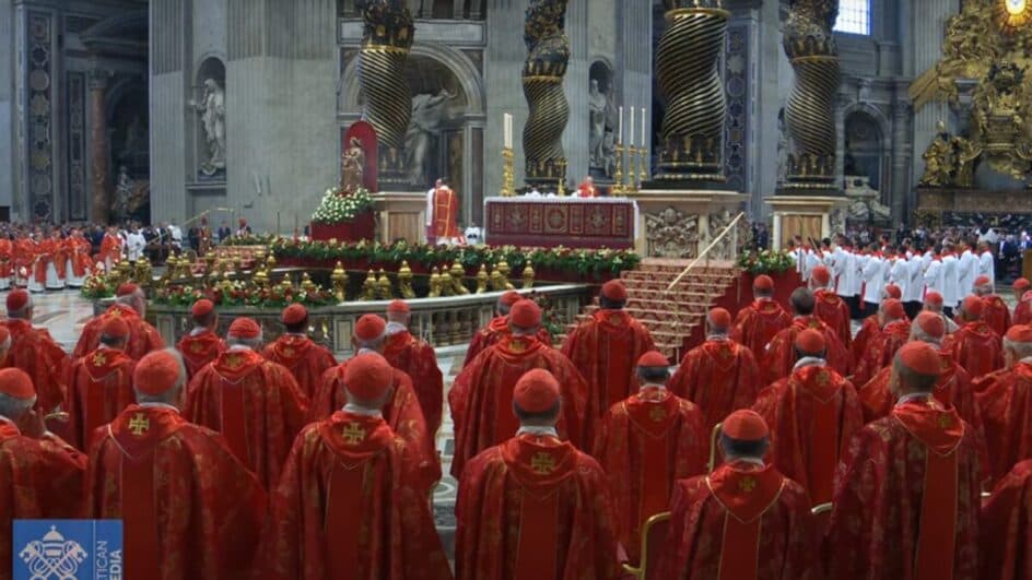 NOVO PAPA É ESCOLHIDO: fumaça branca sai da chaminé da Capela Sistina