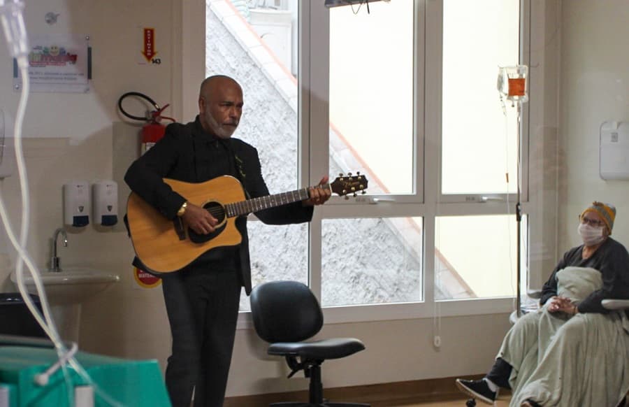 Cantor sertanejo Rick leva esperança ao visitar internados