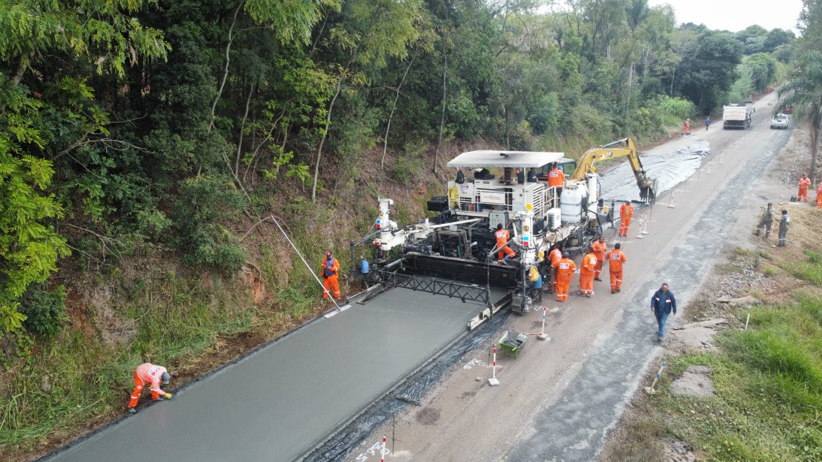 Concreto na rodovia: SC-305 começa a receber no pavimento após anos de espera