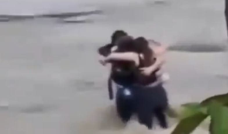 Amigos ficam abraçados antes do pior acontecer