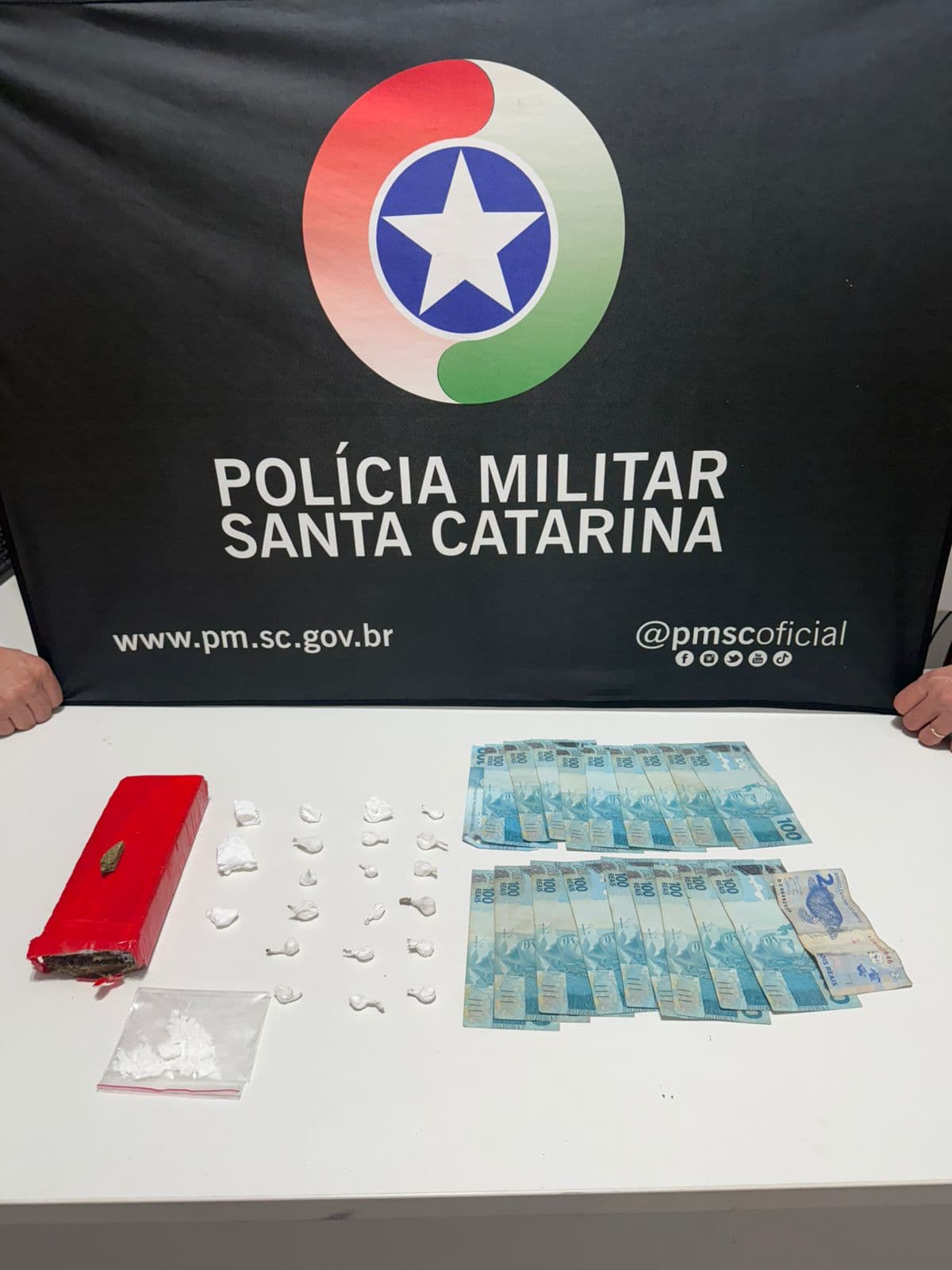 Homem é preso com drogas escondidas em pote de M&M’s