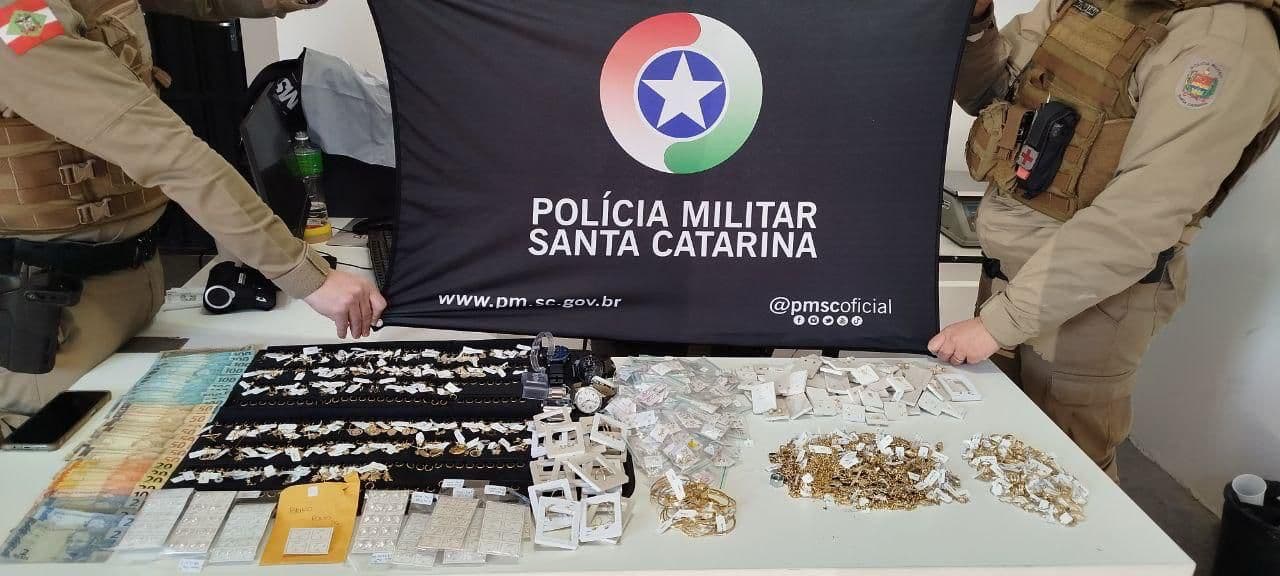 Após furto milionário em joalheria, homem é achado escondido no forro de shopping