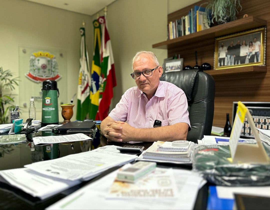 Prefeito Cena volta ao cargo