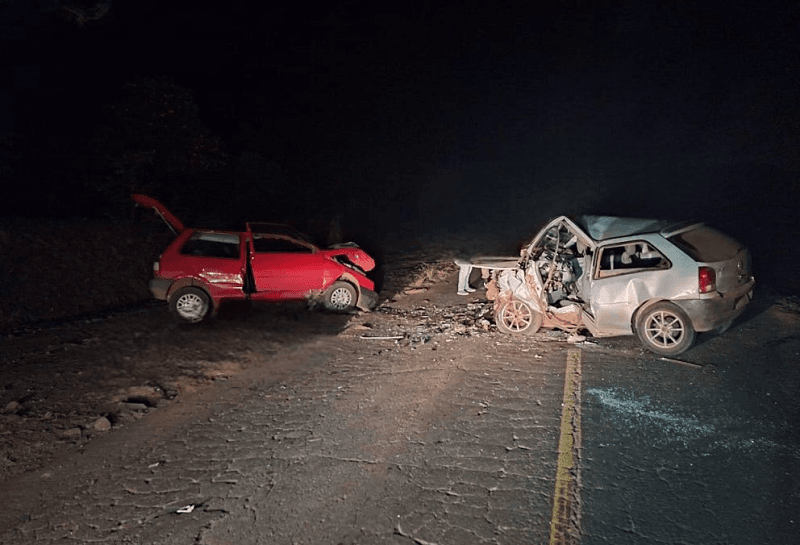 Colisão frontal mata na hora dois motoristas