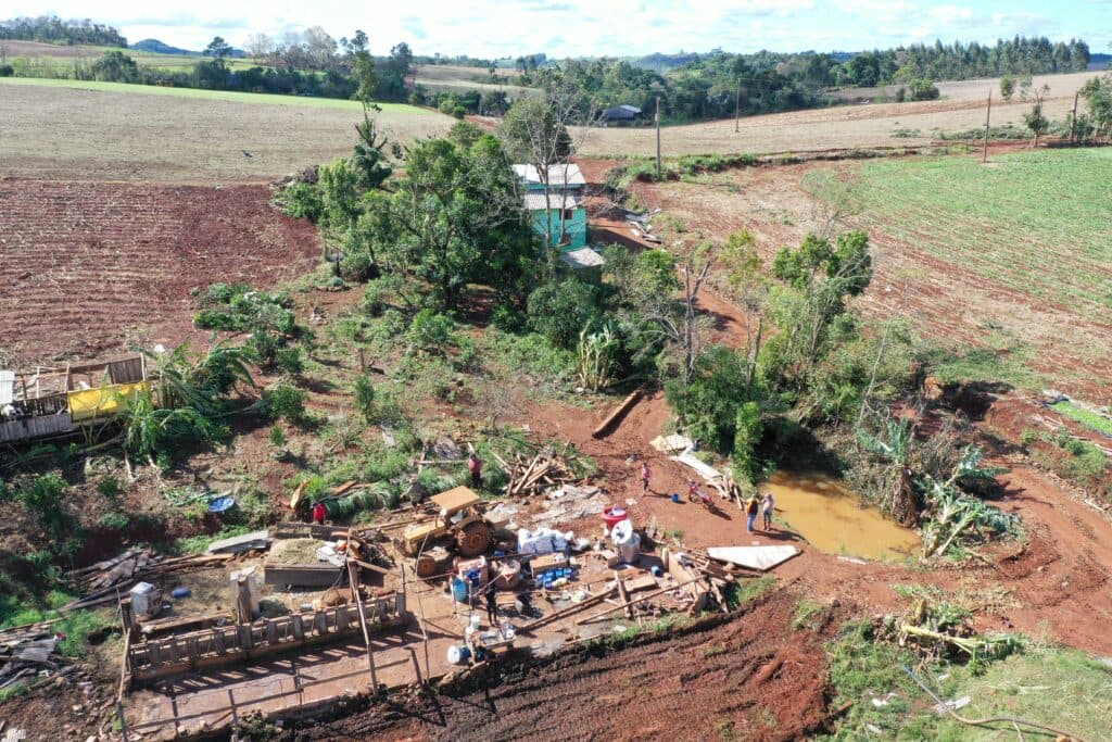 Tornado atinge Palmitos: casas e chiqueiro a céu aberto