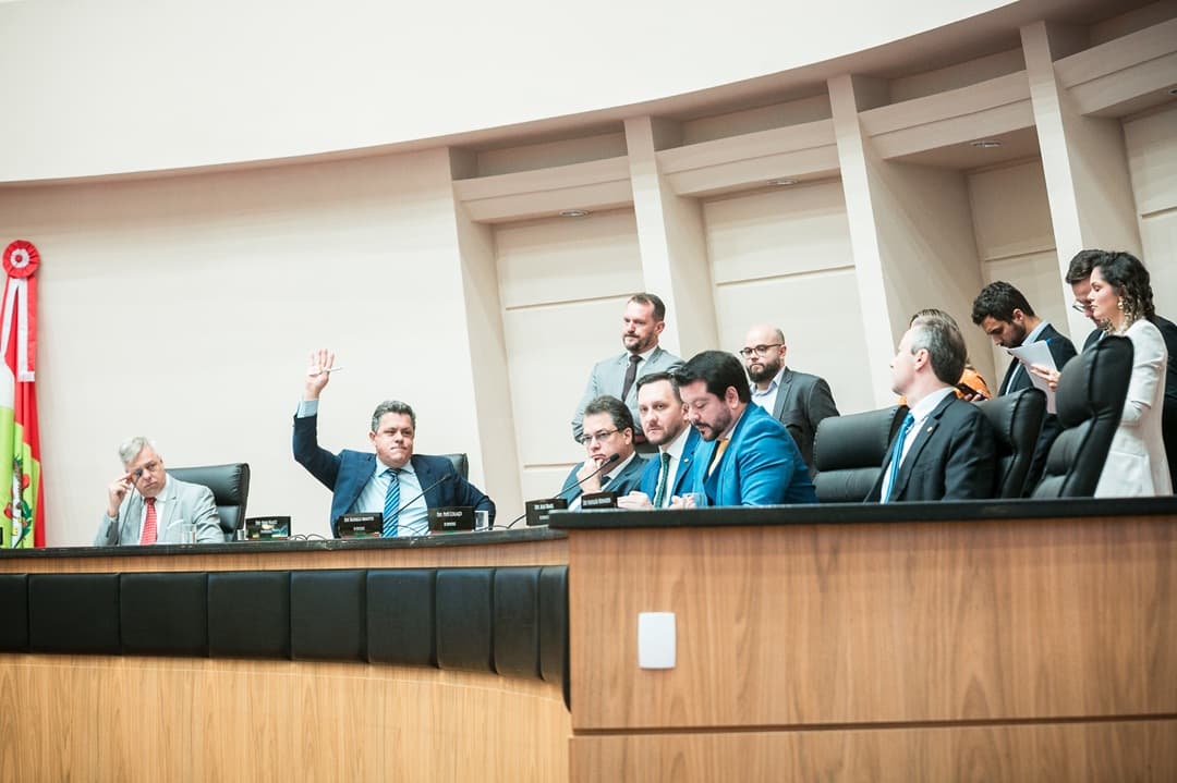 Deputados defendem que escolas devem incluir ações contra depressão e suicídio no currículo