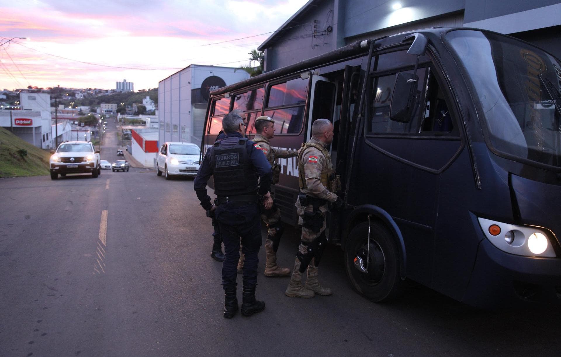 Operação mão amiga: quando a polícia chega e "abraça"