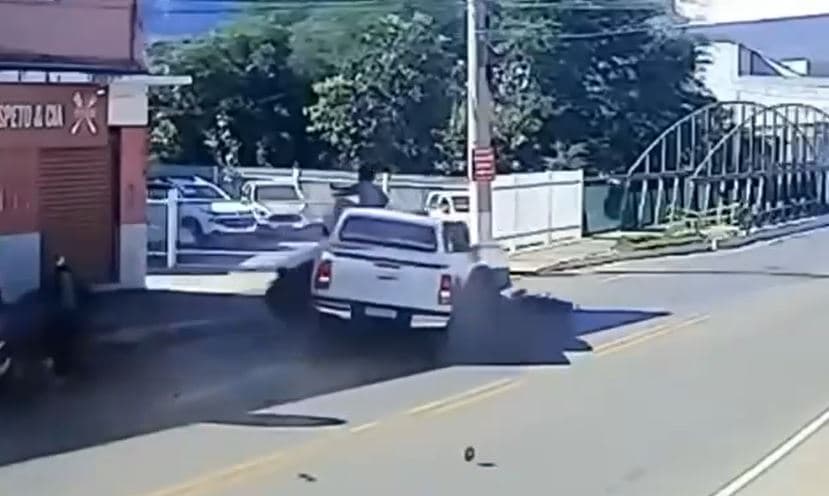 VÍDEO: Hilux fora de controle provoca desespero em comunidade