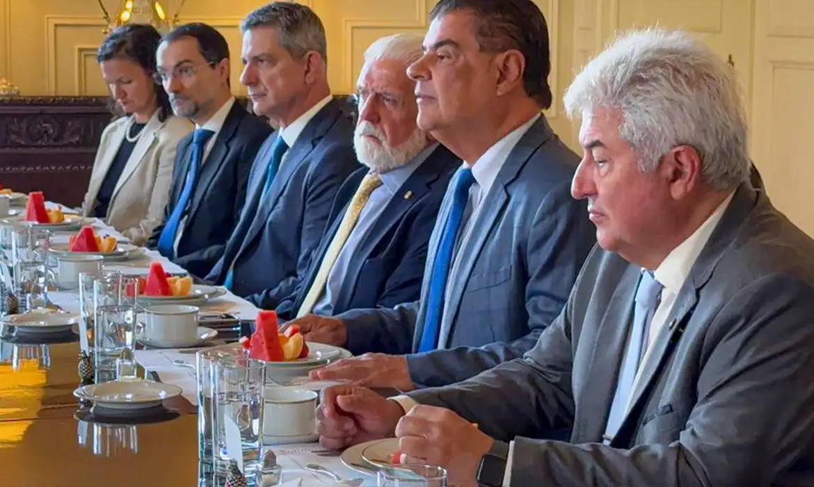 Senadores brasileiros buscam diálogo nos EUA para barrar tarifa de Trump