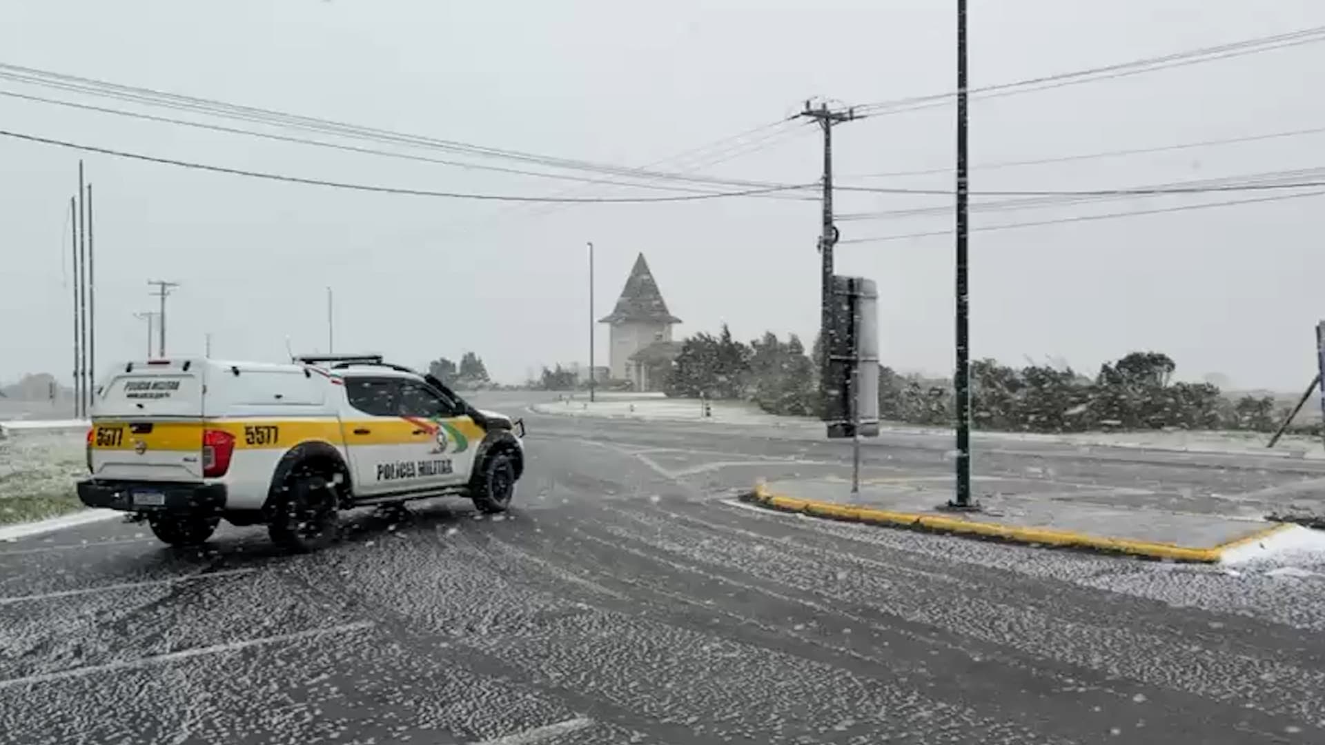 Neve interdita Serra do Rio do Rastro, em Santa Catarina, nesta quinta-feira (29)