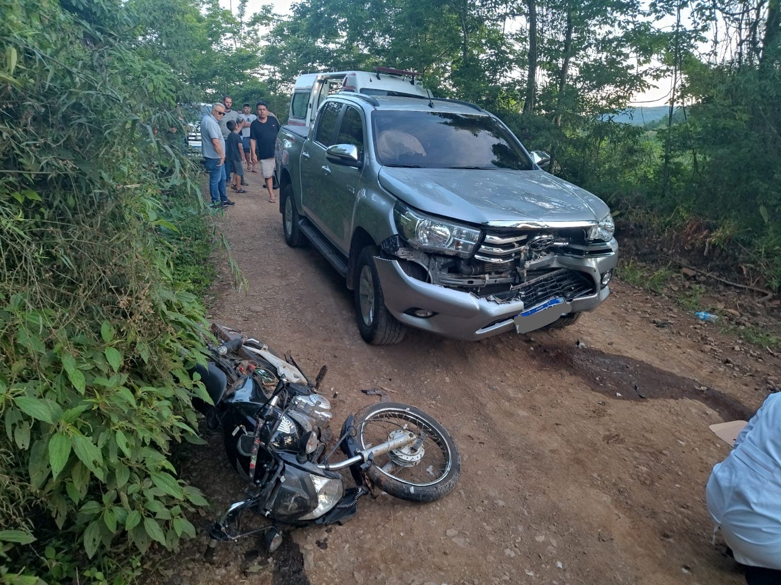Jovem tem cabeça afundada em colisão violenta