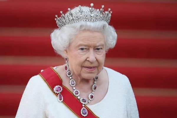 Nas redes sociais família real anuncia a morte da Rainha Elizabeth II