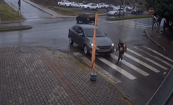 VÍDEO: Criança é atingida violentamente na faixa de pedestres