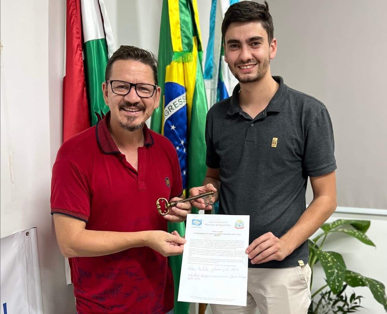 Prefeito de Águas Frias transmite cargo ao vice durante viagem a Brasília