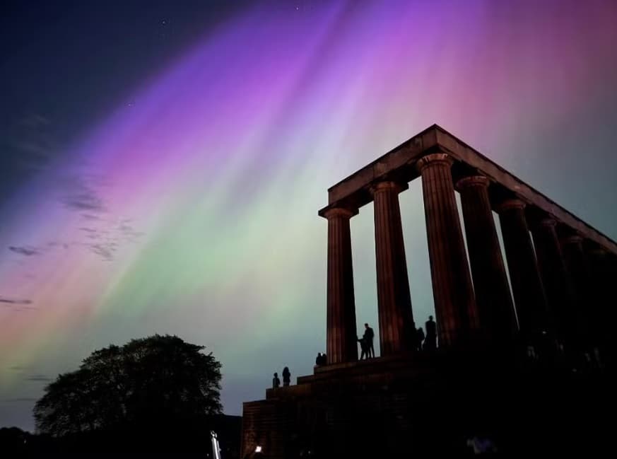 Tempestade geomagnética provoca aurora boreal e austral pelo mundo