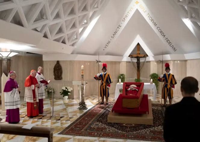Imagens do Papa em caixão simples são divulgadas pelo Vaticano; vídeo