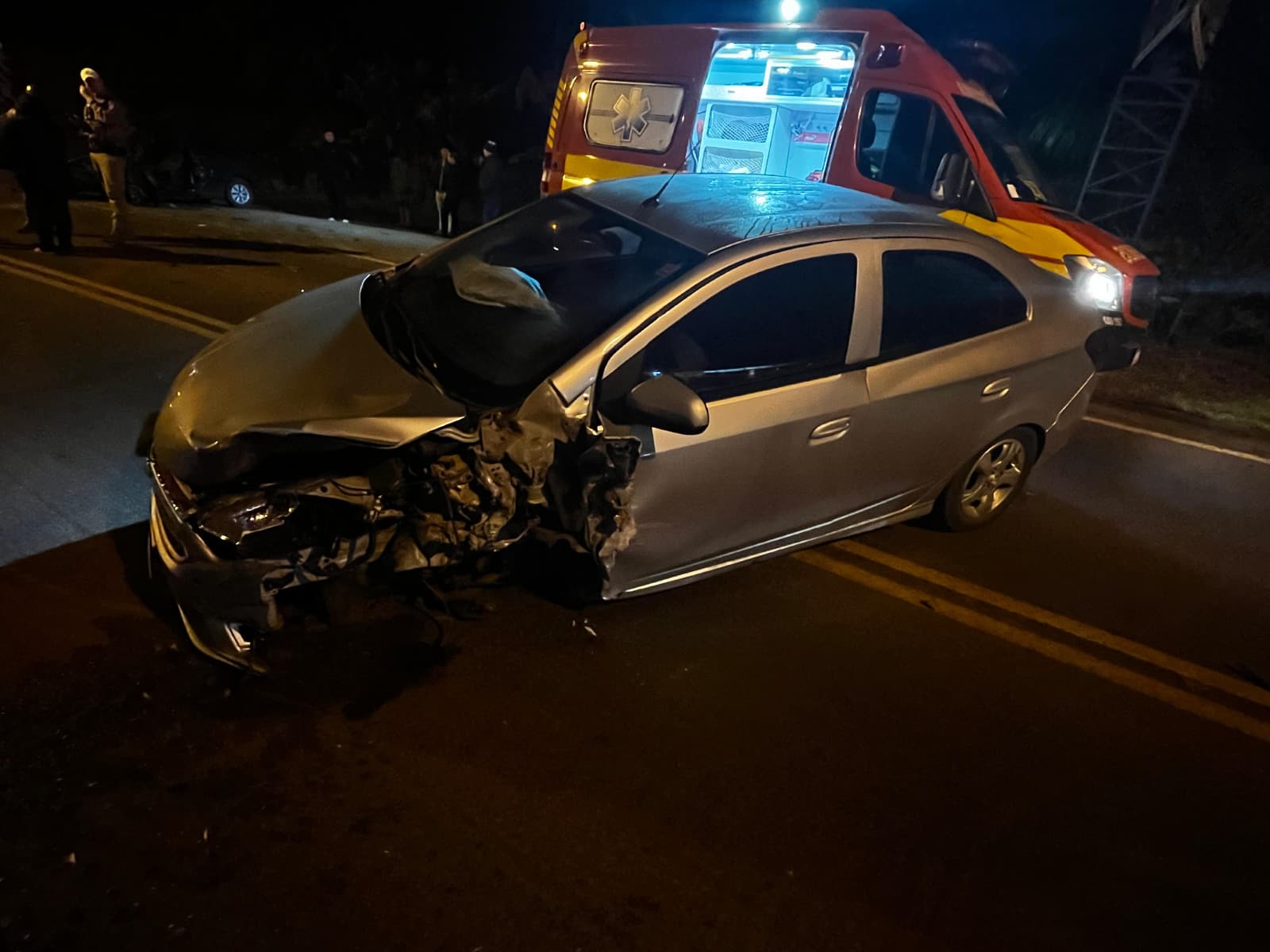 Choque frontal entre dois carros termina com quatro feridos