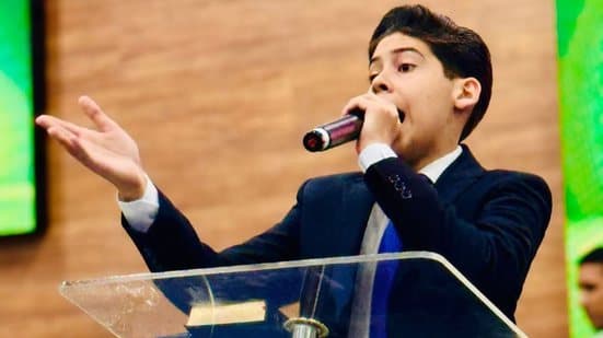 Pastor mirim é proibido de aparecer em cultos nas redes após denúncia de exploração religiosa