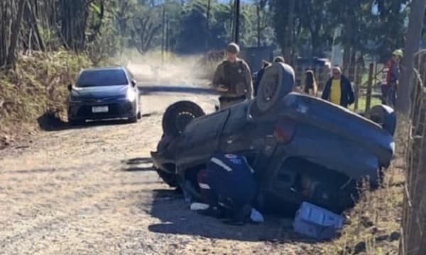 Namorada vê companheiro morrer em capotamento