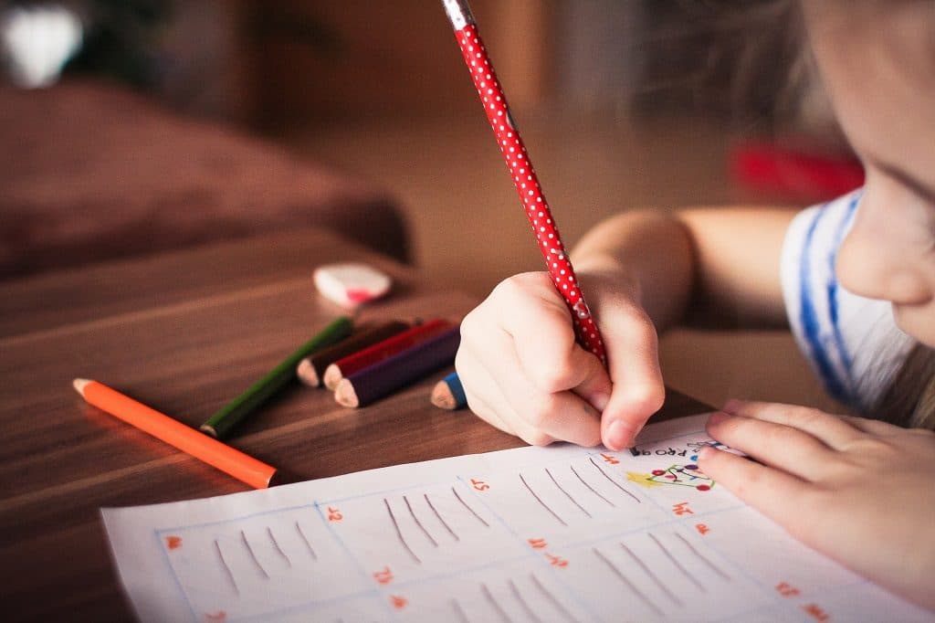 Pais educam filhos em casa e situação vai parar na Justiça