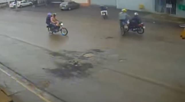 ASSISTA! Motos batem em Palmitos: choque forte, sorte grande