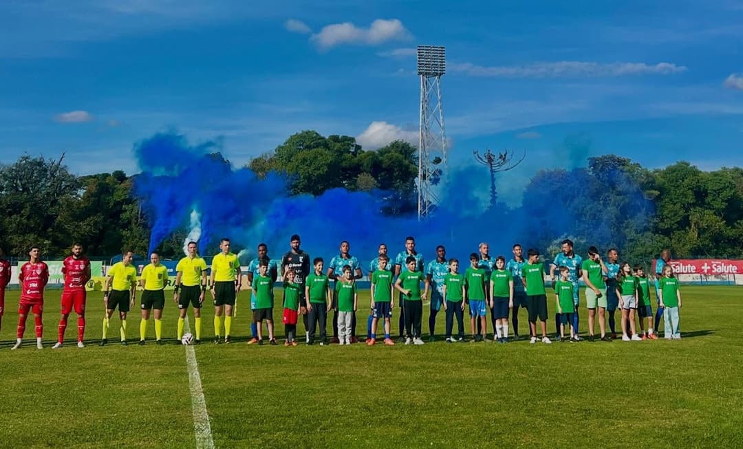 Entre sorrisos e emoção: pequenos de União do Oeste entram em campo com o Azuriz