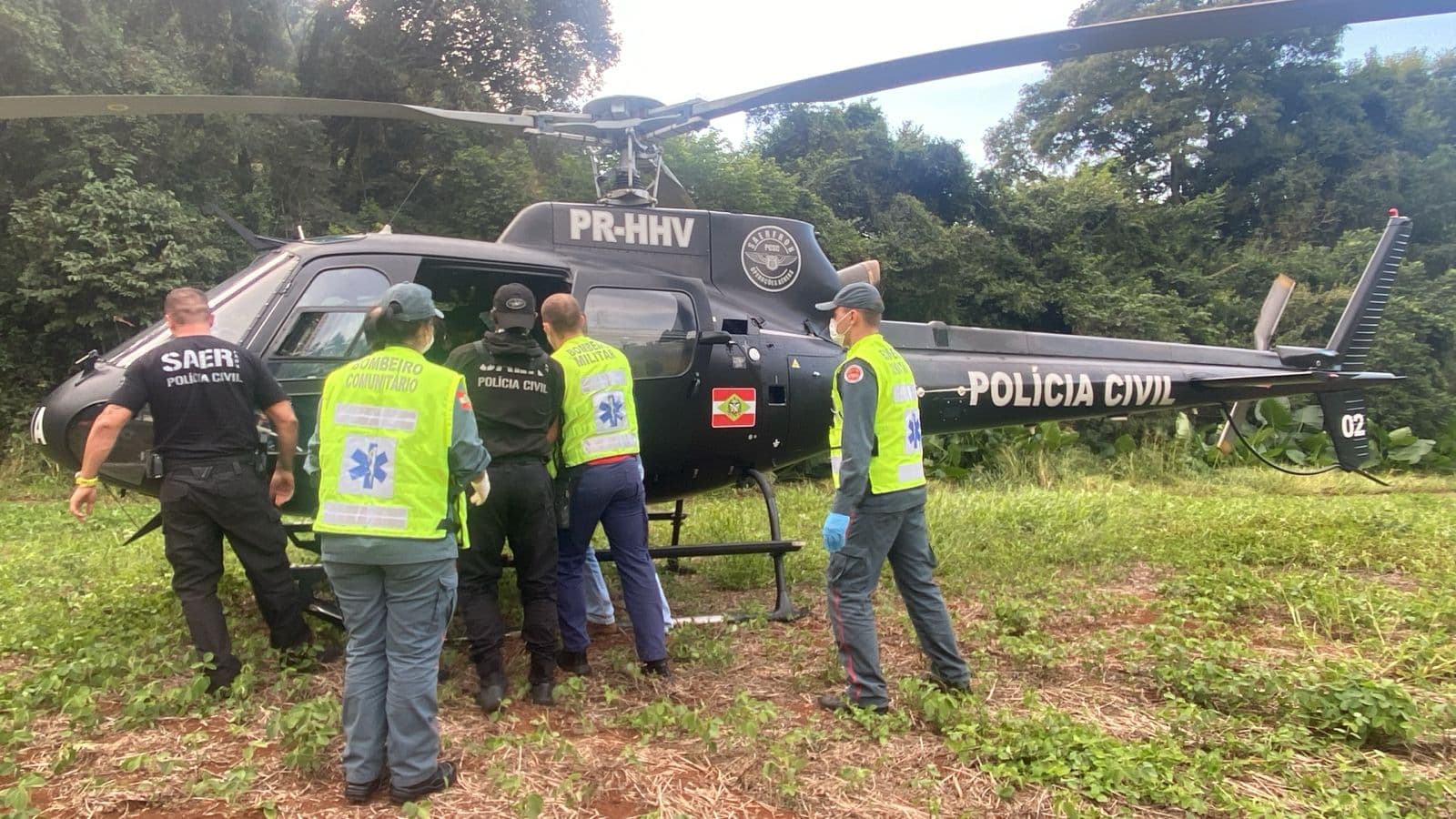 Jovem de 28 anos cai de chiqueiro e é resgatado de helicóptero