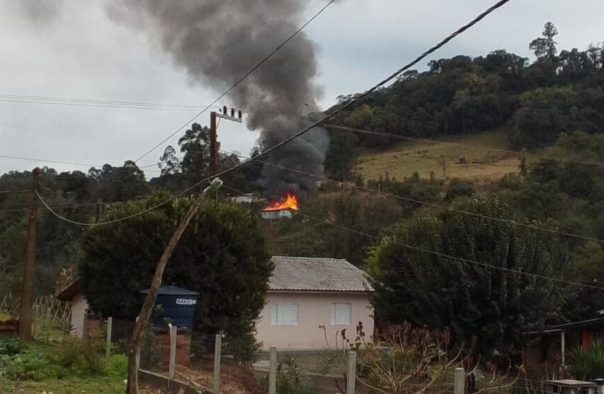 Rapaz bate veículo e, horas depois, incêndio destrói casa onde mora