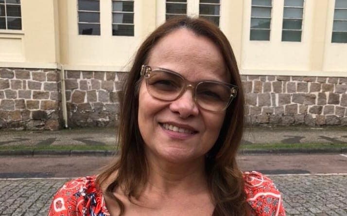 Cobrada em reunião, professora infarta dentro de escola