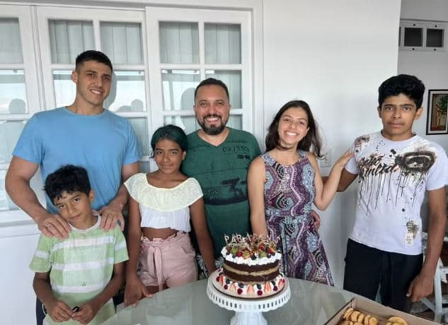 Sozinho, pai adota cinco irmãos para mantê-los juntos