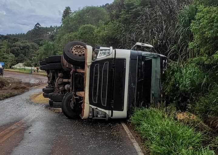 Carreta perde toda carga na SC-160