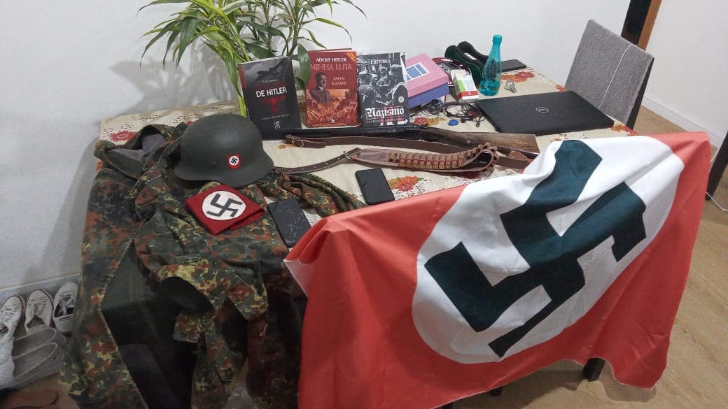 Bandeira nazista e imagem de Hitler: universitários são alvos de ação policial
