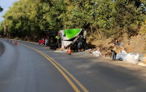 Carga de peças para desodorante, "perfuma" a BR-282