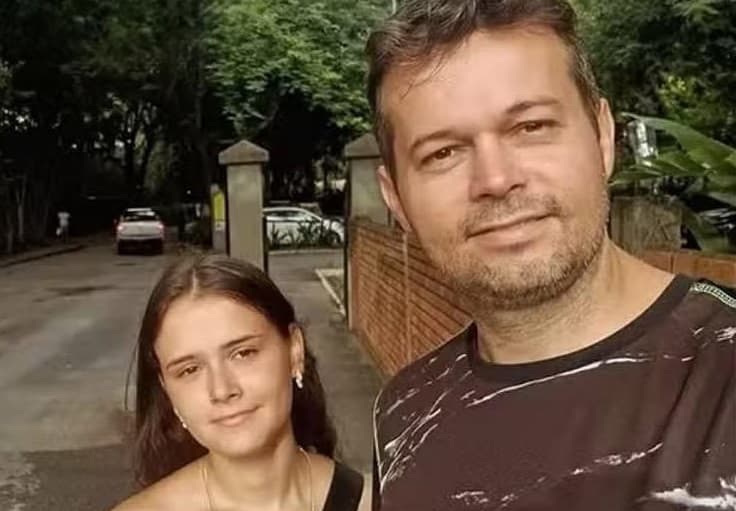 Pai acompanha filha no primeiro dia de aula na universidade